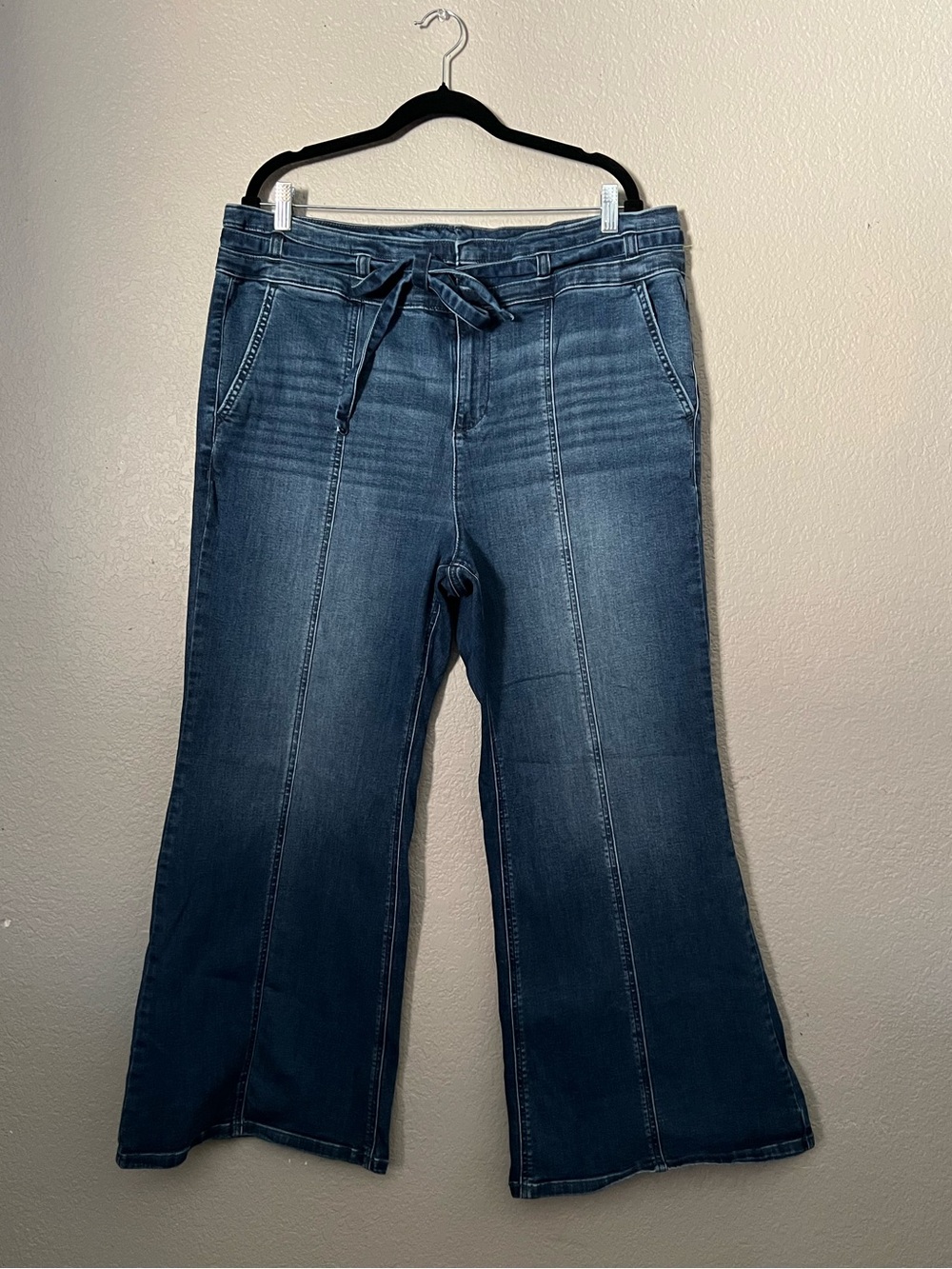 Torrid High-Rise Flare Tie-Belt Jeans Size 18S Medium Wash - Picture 2 of 8